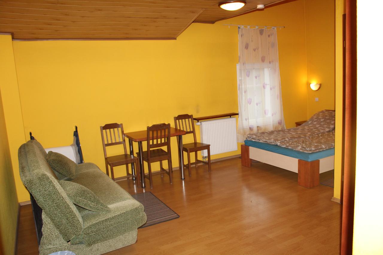 Zagroda Agroturystyczna Wiecha Mieroszow Buitenkant foto